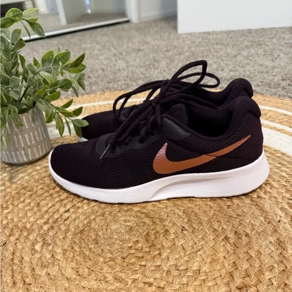 ~Women’s Nike Black Sneakers with metallic Pink Swoosh Size 8.5~ - Picture 1 of 5